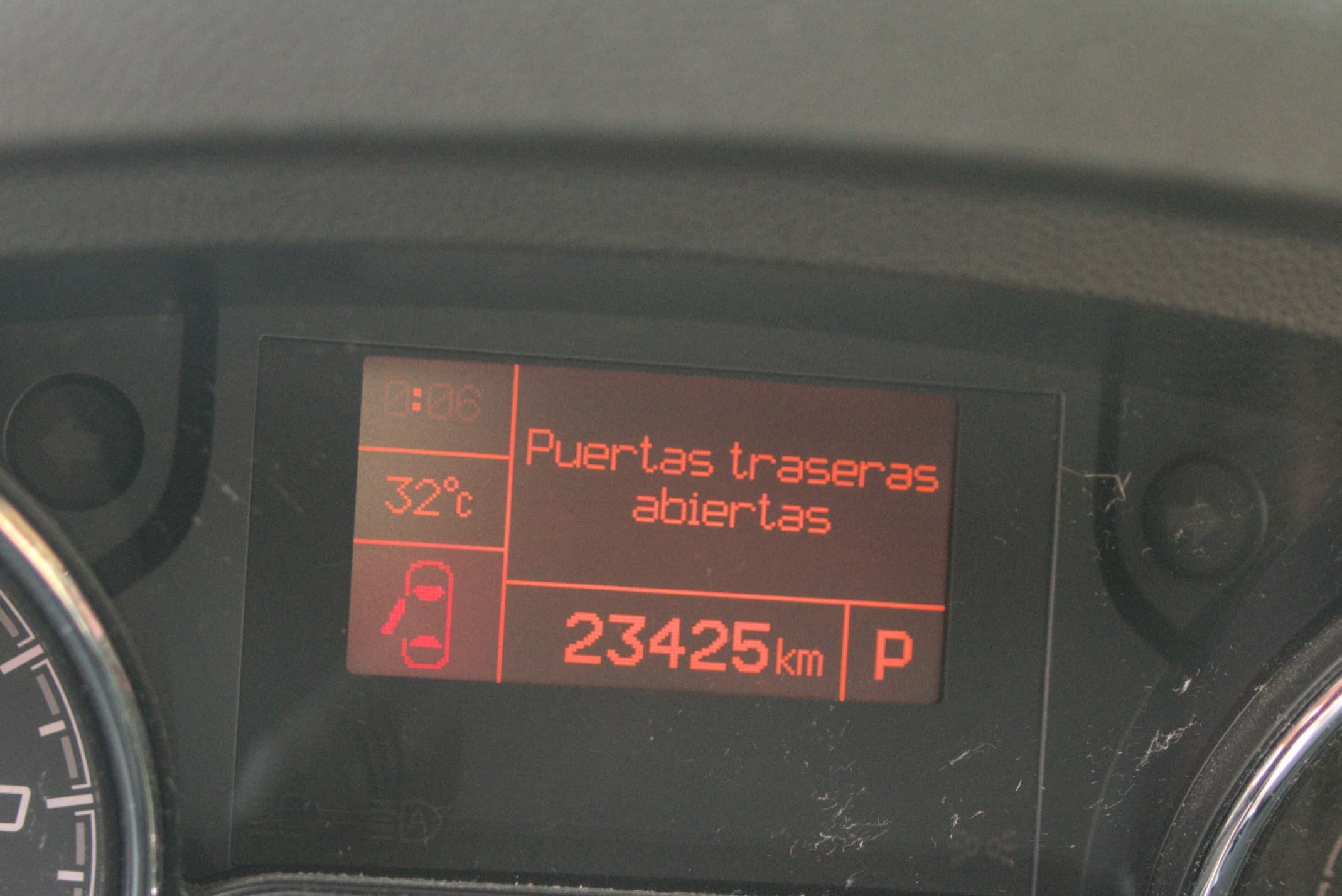 Cuadro de instrumentos — 23.435 km