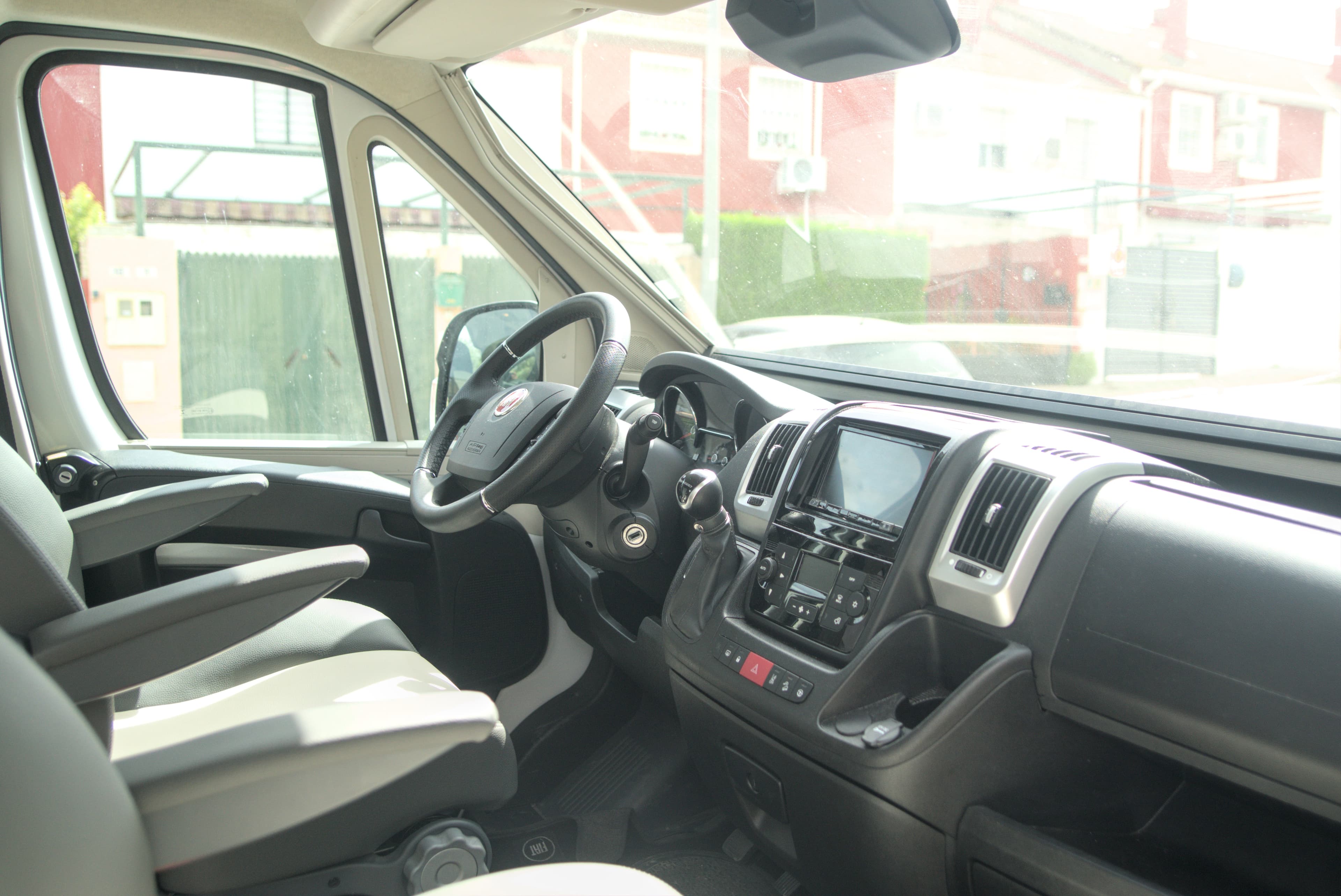 Salpicadero, palanca de cambios y radio Alpine iLX-702D