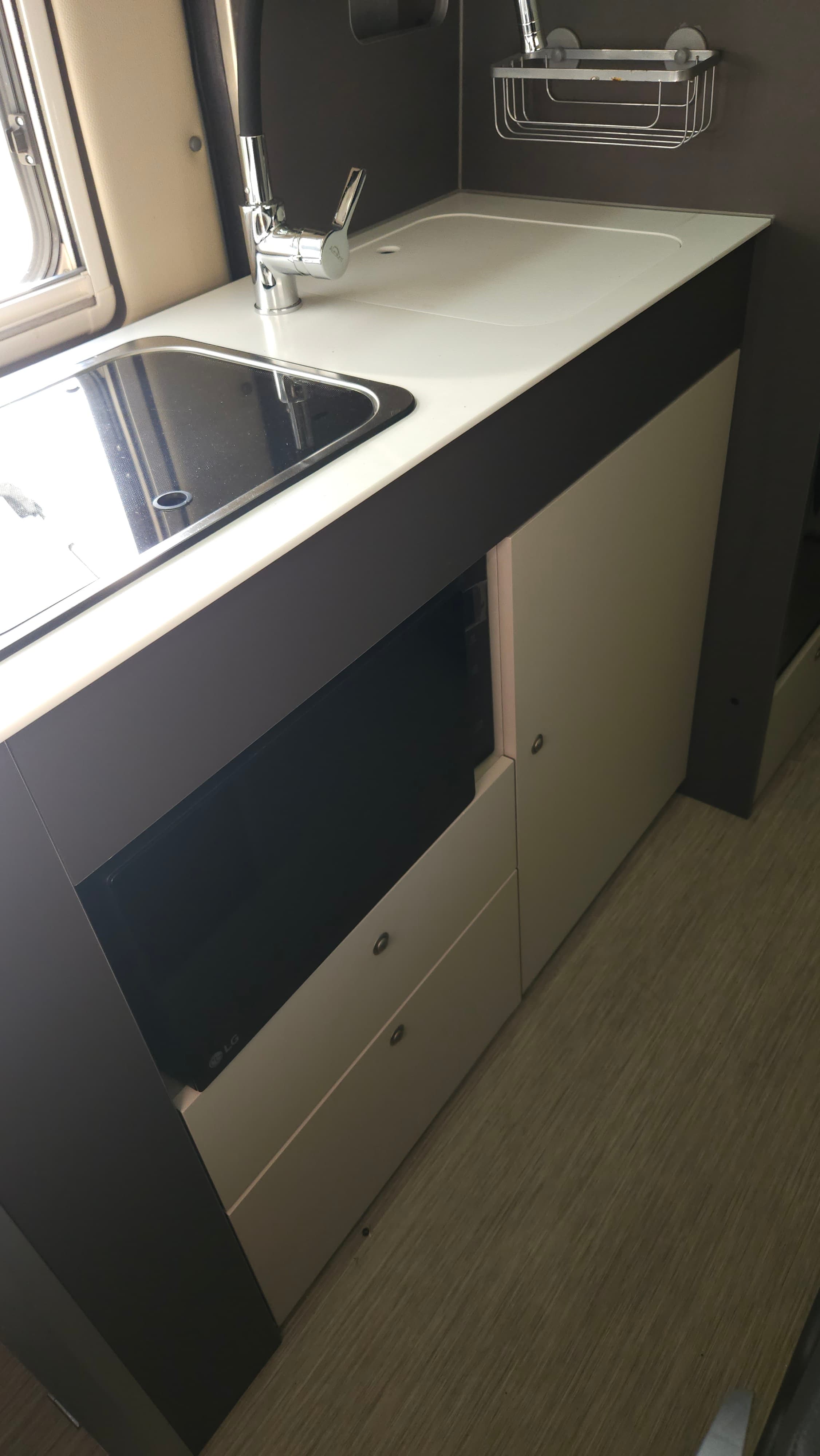 Cocina: microondas y cajones