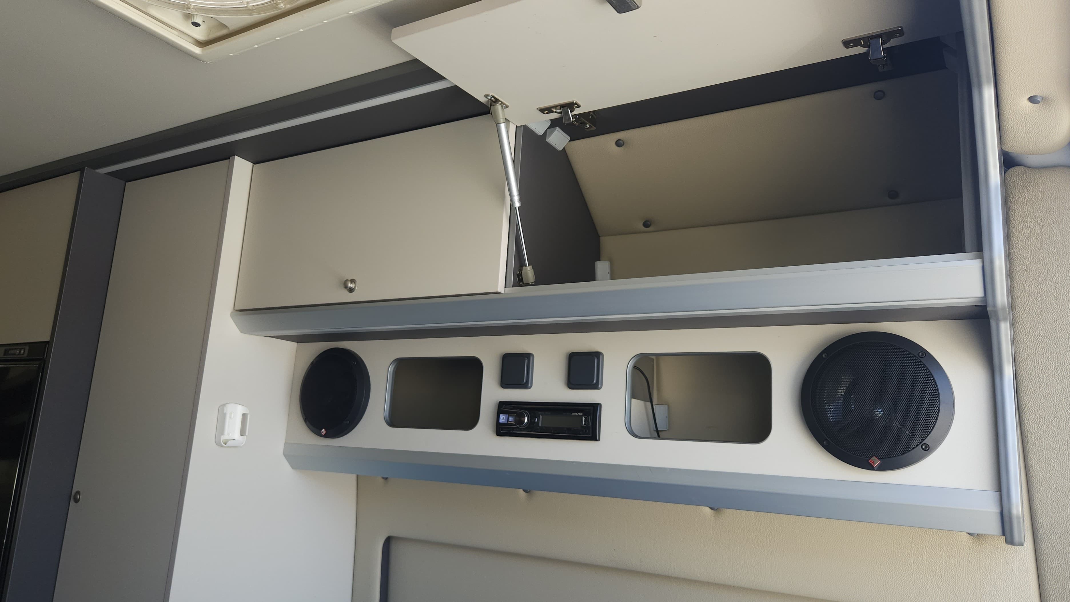 Dormitorio: cama y sistema de sonido