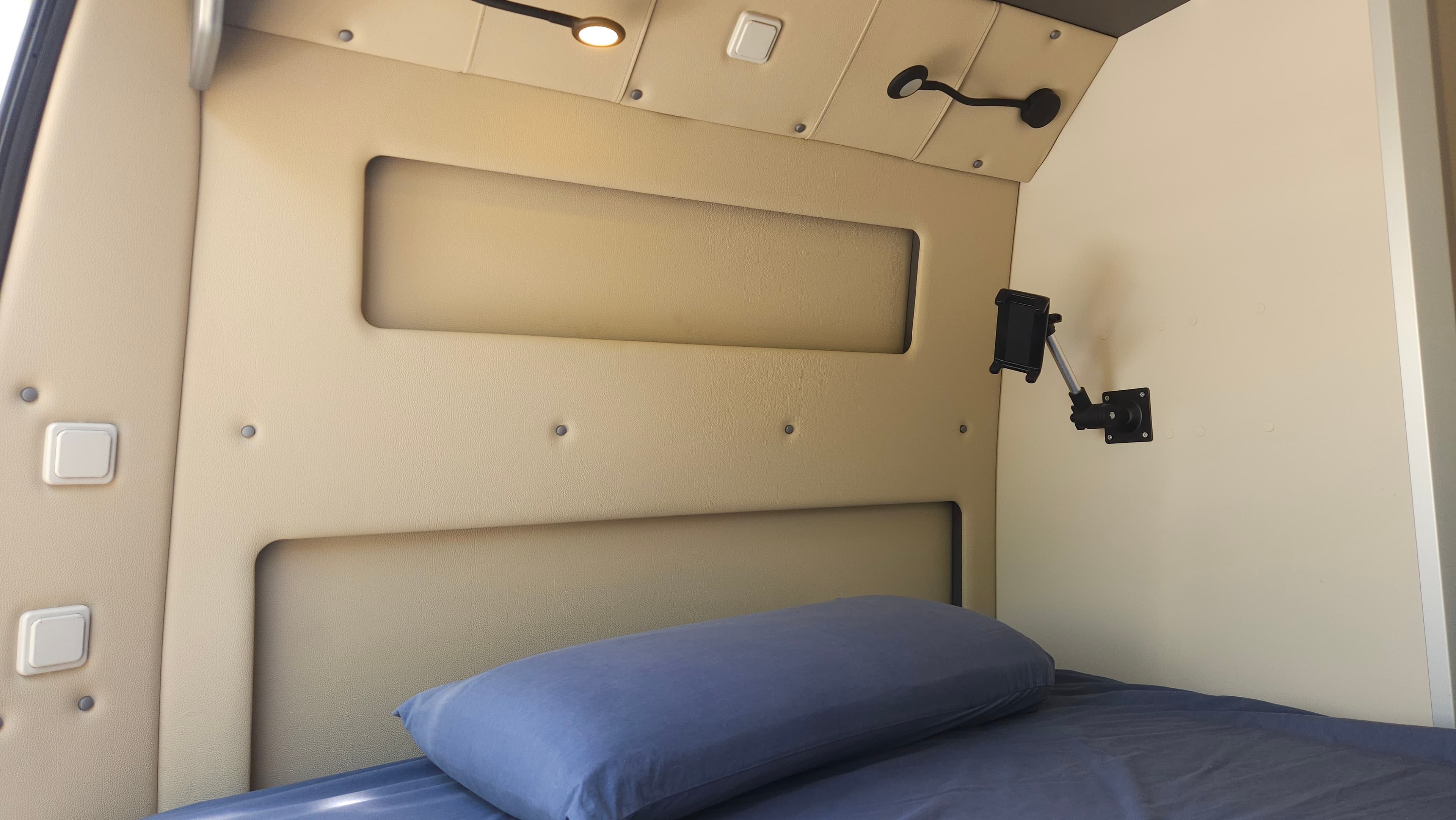 Cama y luces de lectura
