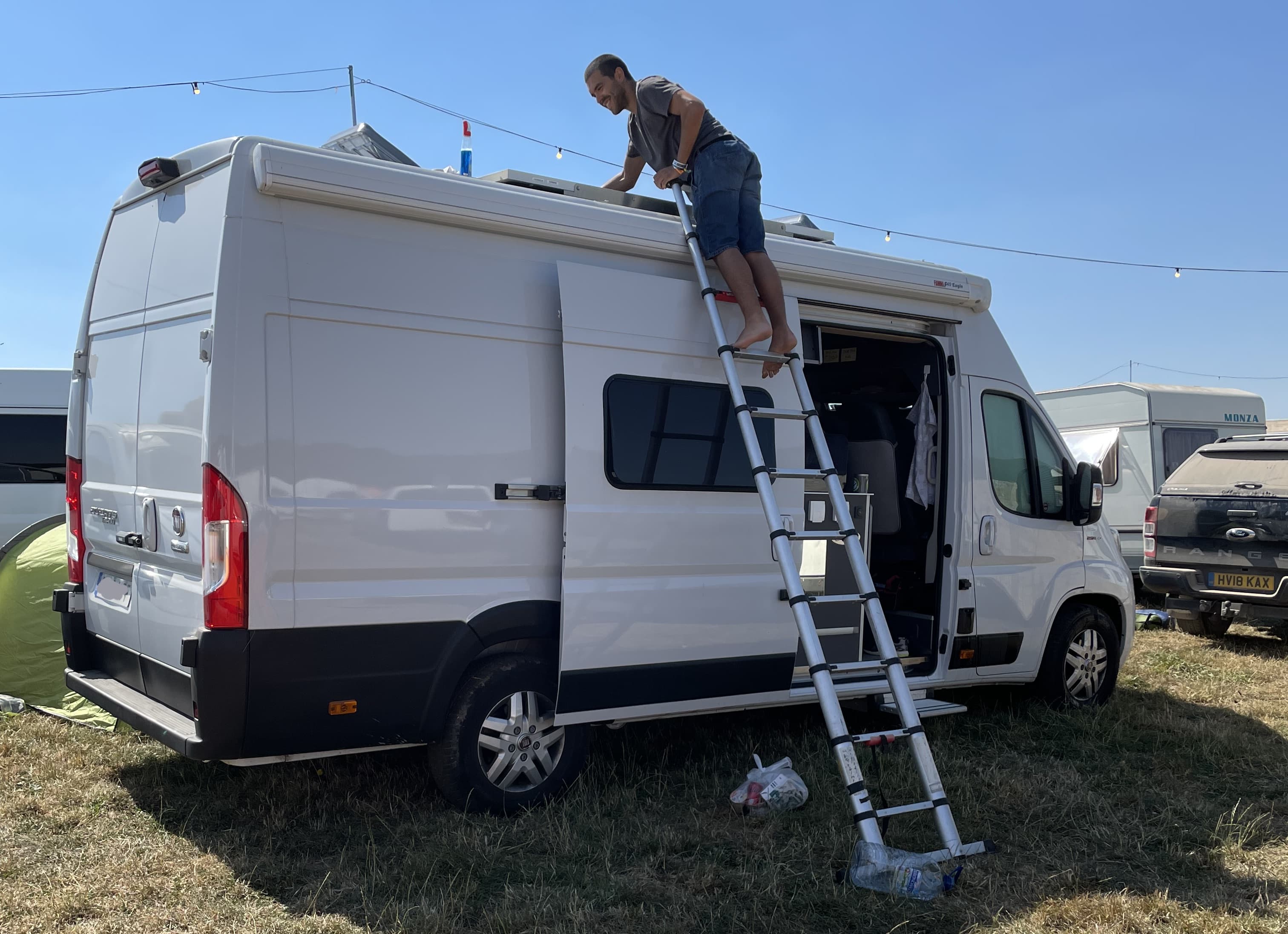 Limpiando la placa solar en un festival