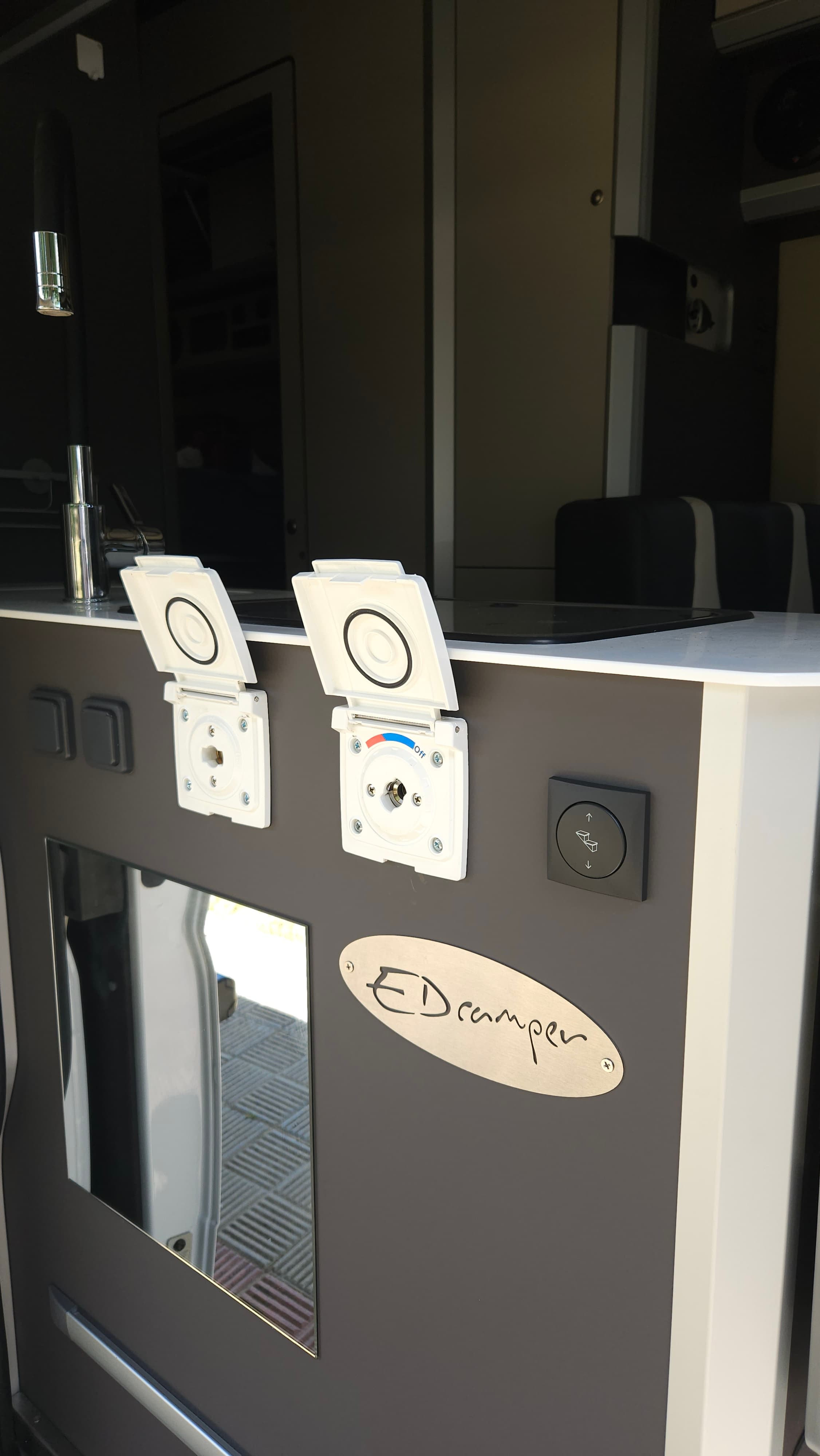 Portón lateral: tomas exteriores de ducha y gas y botón del escalón eléctrico Thule