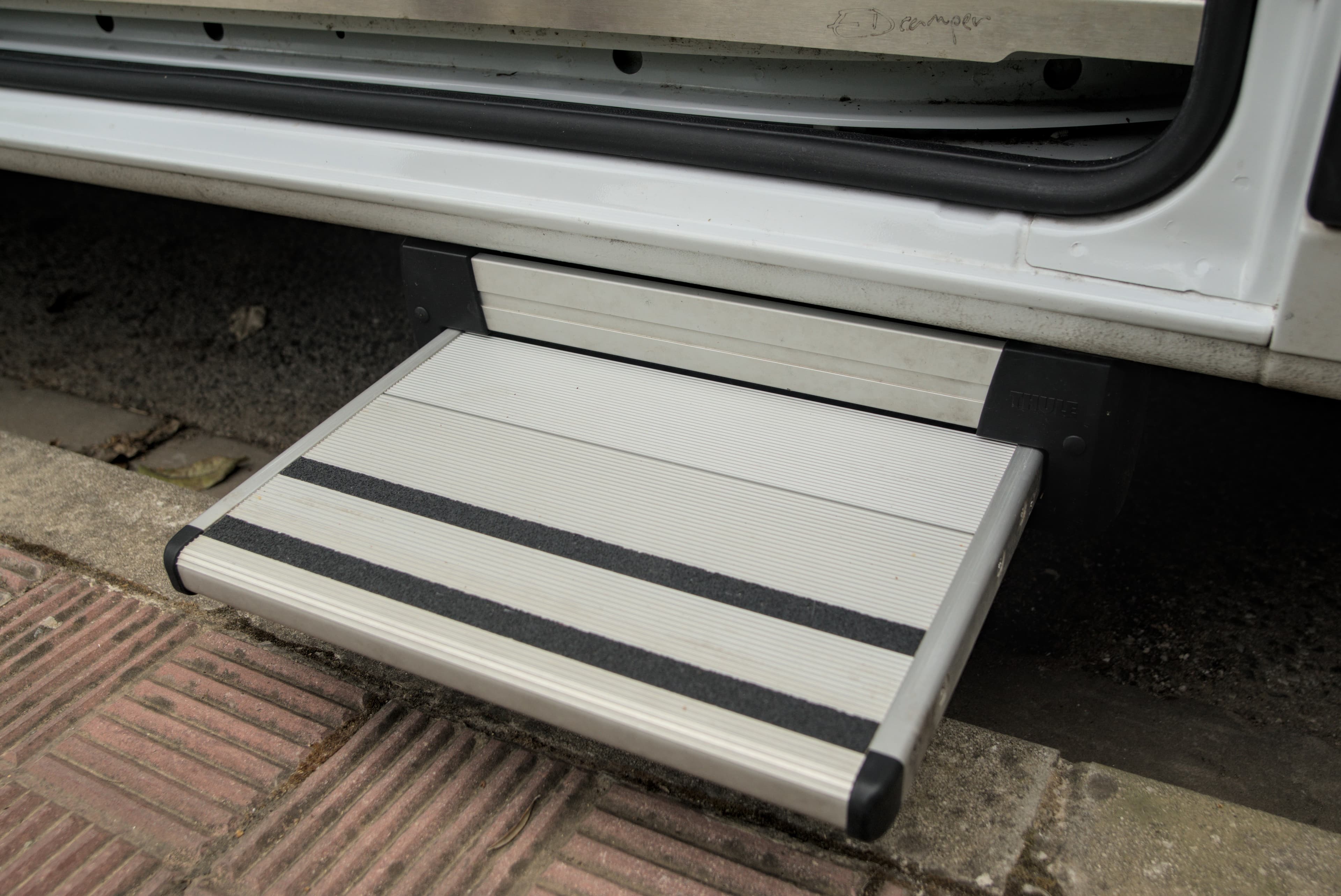 Escalón eléctrico Thule (detalle)